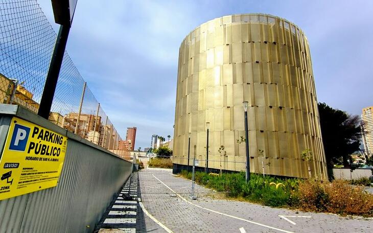 El PSOE denuncia que el edificio del parking de Poniente está cerrado en plena Semana Santa